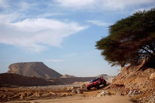 Loeb gana la séptima etapa en coches por delante de Al-Attiyah;Sainz, tercero Loeb gana la séptima etapa en coches por delante de Al-Attiyah;Sainz, tercero