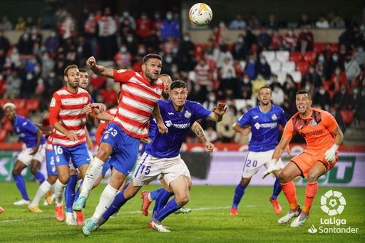 Jorge Molina trata de rematar un balón durante el encuentro de la primera vuelta. Jorge Molina trata de rematar un balón durante el encuentro de la primera vuelta.