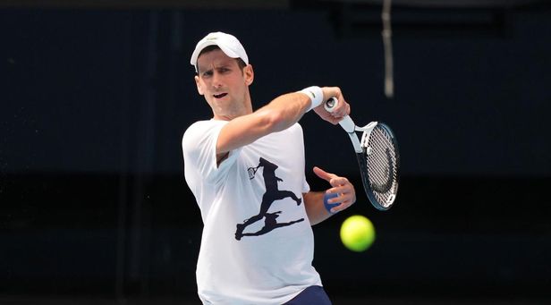 Djokovic entrena en Australia pendiente de su posible expulsión del país