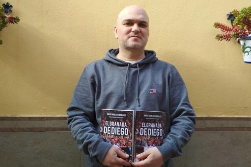 Javier Aguilera, autor del libro, posa con dos ejemplares de 'El Granada de Diego'.