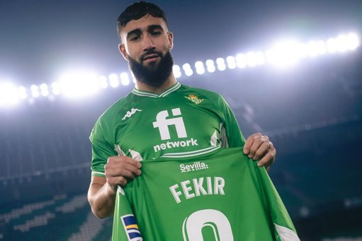 Canales, Joaquín y Mandi felicitan a Fekir por su renovación. Canales, Joaquín y Mandi felicitan a Fekir por su renovación.