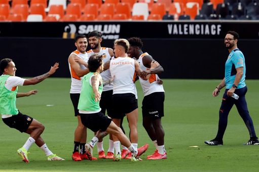 El Valencia, sin Paulista y con Guedes en el último entrenamiento en Valencia