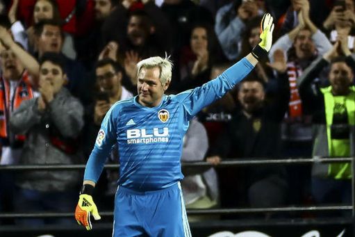 Cañizares, en la portería del Valencia, durante un partido de veteranos. Cañizares, en la portería del Valencia, durante un partido de veteranos.