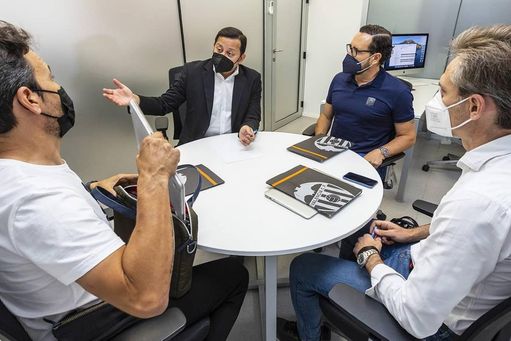 El Valencia CF respalda a Corona como director de fútbol del Valencia CF. El Valencia CF respalda a Corona como director de fútbol del Valencia CF.
