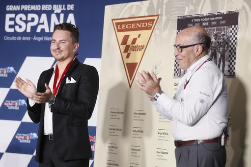 Jorge Lorenzo recibe su trofeo "Leyenda de MotoGP" tres años después