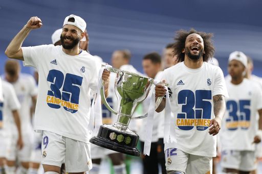 Marcelo y Benzema reciben la copa; Bale da la nota