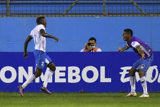 3-2. 9 de Octubre frena al Medellín pero no le alcanza para salir del sótano 3-2. 9 de Octubre frena al Medellín pero no le alcanza para salir del sótano