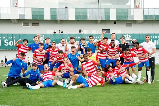 La plantilla del Juvenil del Granada celebra la victoria en la Ciudad Deportiva Luis del Sol.