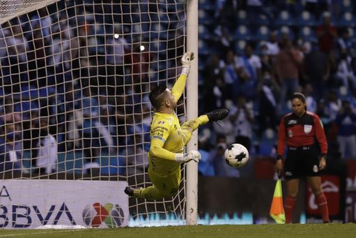 Puebla pasa a cuartos gracias a las manos mágicas del paraguayo Antony Silva