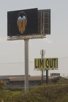 Colocan una enorme valla con el lema 'Lim out' (Lim fuera) junto a Paterna