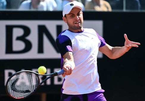 Djokovic arrolla a Karatsev y ya está en octavos Djokovic arrolla a Karatsev y ya está en octavos