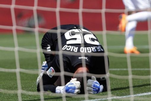 Ni en su vuelta a casa se fiaron de Sergio Rico. Ni en su vuelta a casa se fiaron de Sergio Rico.