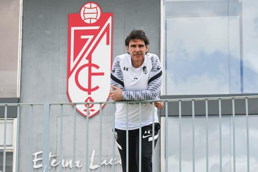 Aitor Karanka posa con el escudo del Granada CF en la Ciudad Deportiva. Aitor Karanka posa con el escudo del Granada CF en la Ciudad Deportiva.
