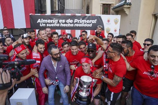 La plantilla del Almería celebra el ascenso a Primera división